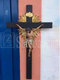 Crucifixo barroco com resplendor